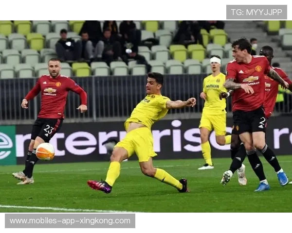 比利亚雷亚尔训练场上莫雷诺两次巧妙横移让后卫吃瘪